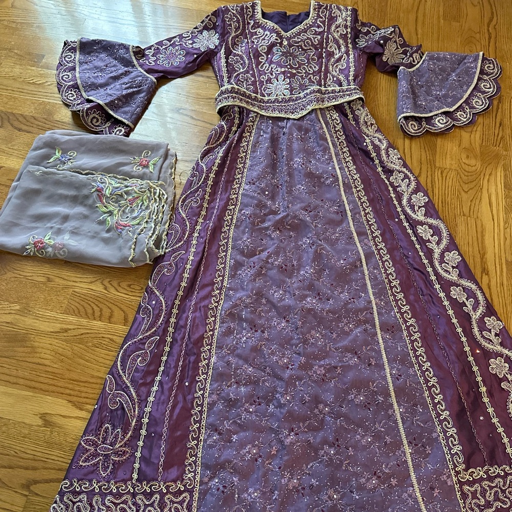 3 piece  Gorgeous Palestinian thobe size S/ M .